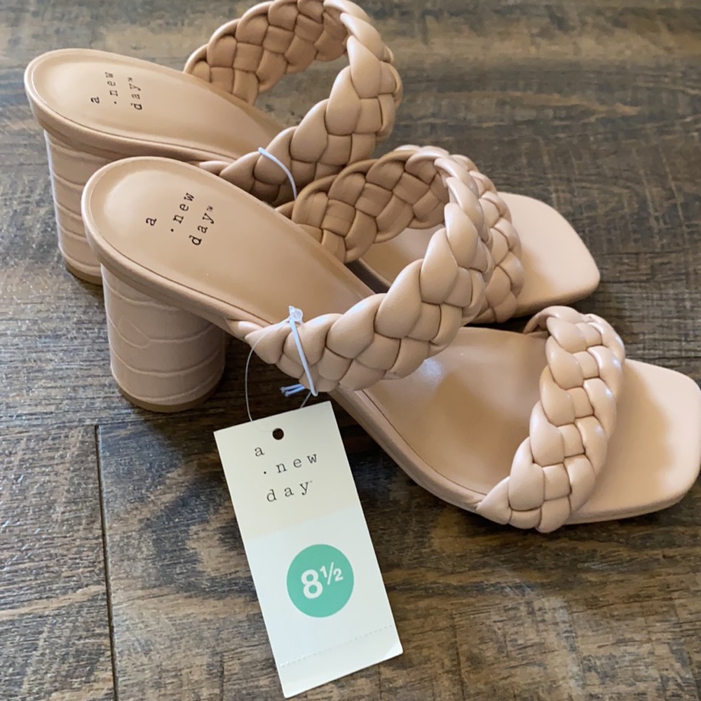 New with tag. Target dress heels. Beige color - Picture 2 of 2